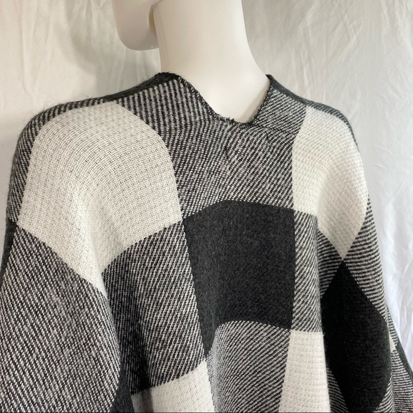 Jane & Berry Gray & White Plaid Fringed Soft Poncho Sweater - Picture 5 of 8